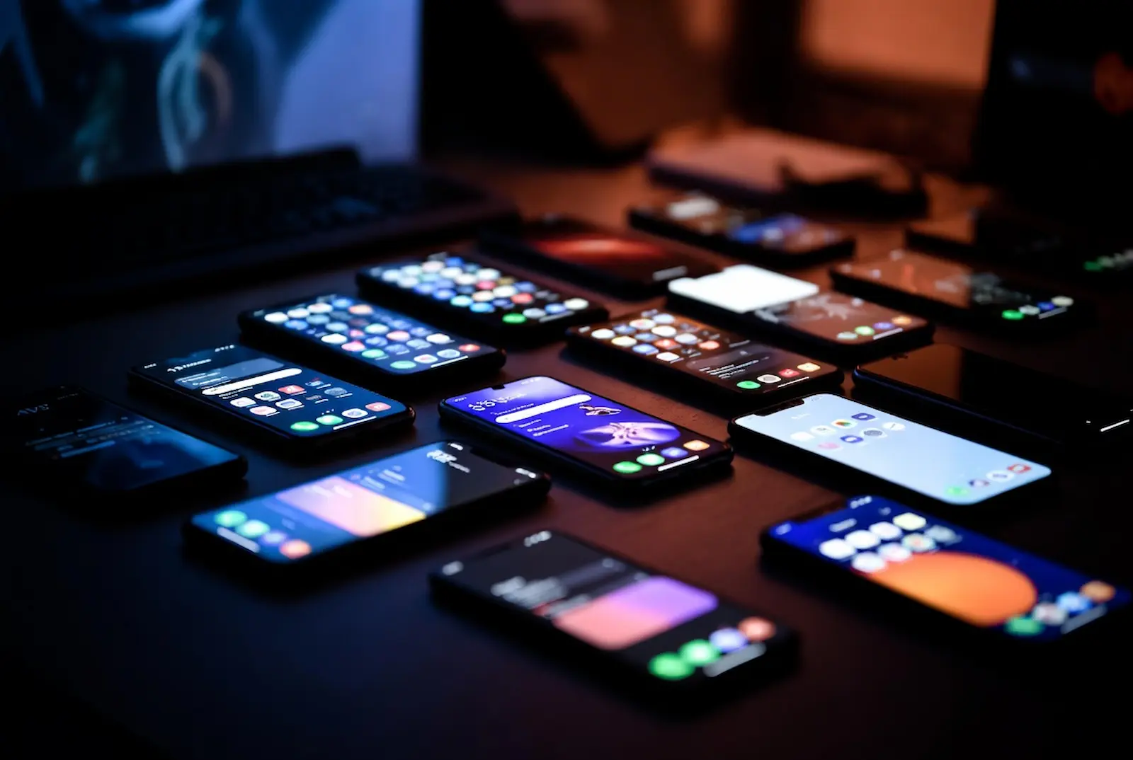 Smartphone-Bildschirme mit Benachrichtigungen im Dunkeln – Symbol für Dauererreichbarkeit und Leistungsdruck